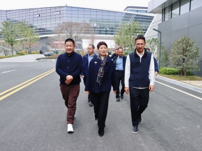 海宁市政协主席杨琳琳一行莅临尊龙凯时人生就是搏科技参观交流